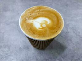 Kaffee im ein Papier Tasse. Papier Tasse mit gebraut Kaffee foto