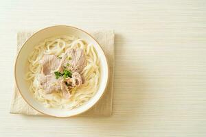 Udon-Nudeln mit Schweinefleisch in klarer Suppe foto