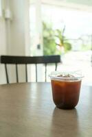 Americano-Kaffee oder langer schwarzer Kaffee im Glas foto