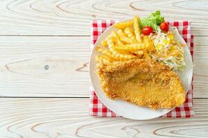 gebratener Fisch und Kartoffelchips foto