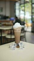 Schokolade Milch Shake Schaum mit Eis Würfel beim Cafe Hintergrund foto