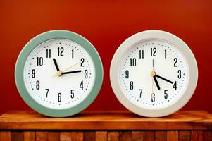 Uhr kostbar Zeit Alarm Uhr auf rot Hintergrund Konzept von Zeit Arbeiten mit Zeit foto