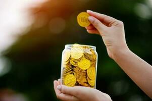 Gold Münzen im ein Glas Krug Gold Ersparnisse Konzept Finanzen Bankwesen finanziell Planung finanziell Stabilität foto