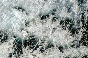 Weiß stürmisch Ozean Welle planschen foto