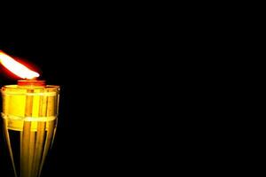 Licht Feuer zum Bambus Lampe Beiträge beim Nacht eid Vorabend Feier foto