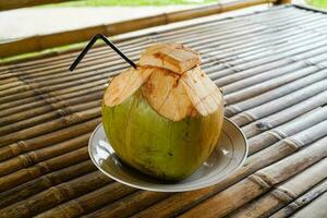 frisch Grün Kokosnuss, jung Kokosnuss bereit zu trinken foto