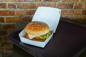 frisch lecker Burger im ein Weiß Papier Box Feeder foto