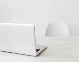minimalistischer Büro-Laptop und Stuhl. schöne Qualität und Auflösung schönes Fotokonzept