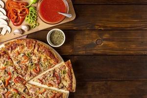 Draufsicht Pizza mit Paprika Tomatensauce mit Kopierraum. schöne Qualität und Auflösung schönes Fotokonzept