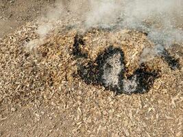 das haufen von getrocknet Blätter wurden verbrannt auf das Boden. foto