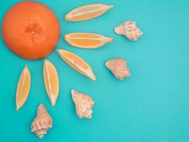 Orange, Zitronen und Muscheln Sonne. Sommer, eben legen, Blau Hintergrund foto