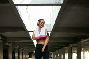 jung schön Frau Joggen, Fitness Outfit, Hören zu Musik- auf Kopfhörer, Smartphone, Meer Sonnenaufgang, dünn perfekt schlank Körper, gesund Leben Lebensstil, Sommer, lächelnd, glücklich foto