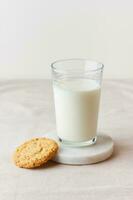 Glas von frisch Milch mit Haferflocken Plätzchen foto