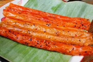 köstlich Nudeln Pad gemischt mit Sesam roh auf Banane Blatt. traditionell lokal thailändisch Straße Essen foto