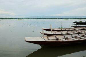 thailändisch Tradition hölzern langen Schwanz Boote im das Fluss foto