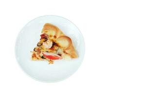 köstlich Italienisch Essen geschnitten von Pizza auf Weiß Gericht und isoliert auf Weiß Hintergrund. foto