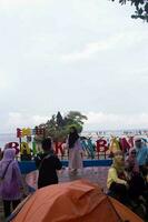 balekambang Strand Aussicht mit viele von Touristen spielen im das Sand foto