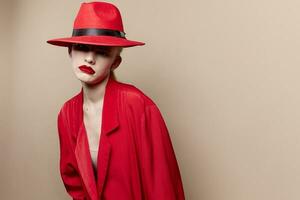 glamourös Frau im ein rot Hut und Jacke bilden isoliert Hintergrund foto