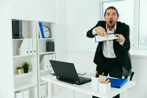 Manager Arbeitsablauf im das Büro Unterlagen Emotionen Lebensstil foto