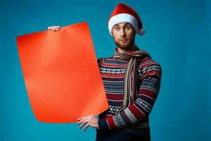 heiter Mann im ein Weihnachten Orange Attrappe, Lehrmodell, Simulation Poster Blau Hintergrund foto