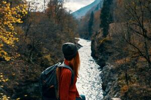 Frau Wanderer Fluss Landschaft Reise Laptop Abenteuer foto