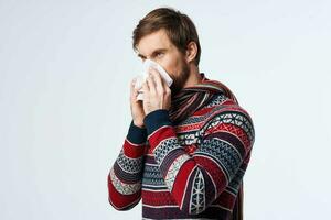 kalt Mann abwischen seine Nase mit ein Taschentuch Infektion Virus Studio foto