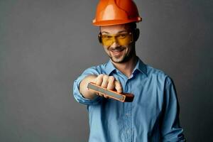 Mann im Arbeiten Uniform Gelb Brille Konstruktion posieren foto