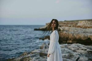 schön Frau genießen zum Aussicht von das schön Meer auf ihr Urlaub Natur foto