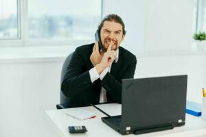 Büro Arbeiter Arbeit Emotionen im Vorderseite von Laptop Kommunikation Lebensstil foto