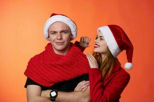 fröhlich Paar Freundschaft Weihnachten Dekoration Spaß rot Hintergrund foto