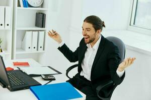 Geschäftsmann Unterlagen Arbeit Büro Laptop Exekutive foto