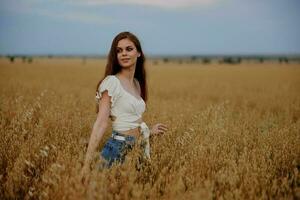 ziemlich Frau im das Feld Landschaft gehen Landwirtschaft foto