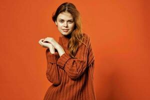 schön Frau im rot Sweatshirt Mode Glanz Studio foto