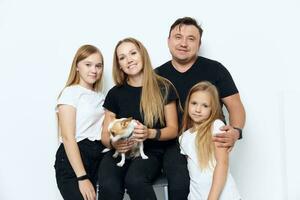 Familie Foto mit Hund Freundschaft Spaß Porträt isoliert Hintergrund