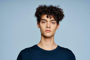 Mann mit lockig Haar im schwarz T-Shirt abgeschnitten Aussicht isoliert Hintergrund foto