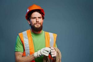 Mann im Arbeiten Konstruktion Uniform Sicherheit Fachmann abgeschnitten Aussicht foto