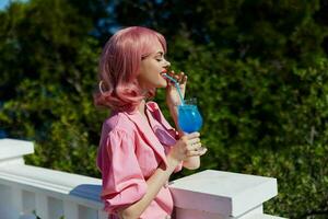 glamourös Frau draussen Landschaft Freizeit Restaurant Entspannung Konzept foto