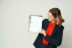 Frau im passen mit Unterlagen Büro Manager Sekretär Arbeit foto