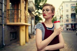 Frau mit kurz Haar draußen Tasse von trinken Lebensstil foto