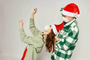 Mann und Frau feiern Neu Jahr zusammen Freundschaft medizinisch Maske Emotionen foto