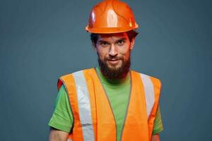 bärtig Mann Orange Helm Konstruktion Fachmann schwer Arbeit foto