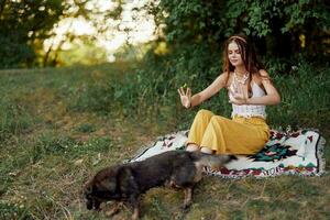 ein Hippie Frau spielen im Natur mit ihr wenig Hund foto