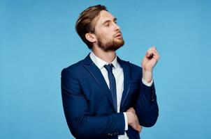 Geschäft Mann im passen abgeschnitten Aussicht Finanzen Blau Hintergrund Manager foto