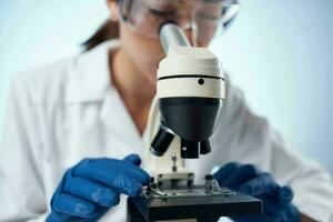 Labor Mikroskop schließen oben Forschung Technologie foto