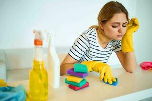 Reinigung Dame im Gummi Handschuhe Schwamm Waschmittel Innere Arbeit beim Zuhause foto