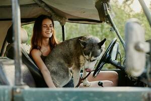 Frau und ihr heiser Hund glücklich Reisen im Auto Lächeln mit Zähne Herbst gehen mit Haustier, Reise mit Hund Freund foto