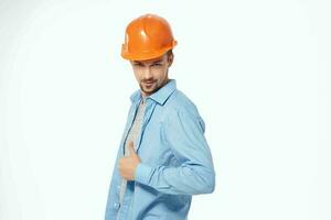 Mann im Orange Helm Fachmann Job isoliert Hintergrund foto