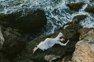 schön Braut im Weiß Hochzeit Kleid auf Meer Ufer nass Haar unverändert foto