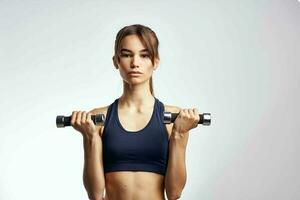 Frau halten Hanteln trainieren Fitness schlank Zahl Muskeln foto