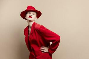 Porträt von ein Frau rot Jacke und Hut rot Lippen Mode Lebensstil posieren foto